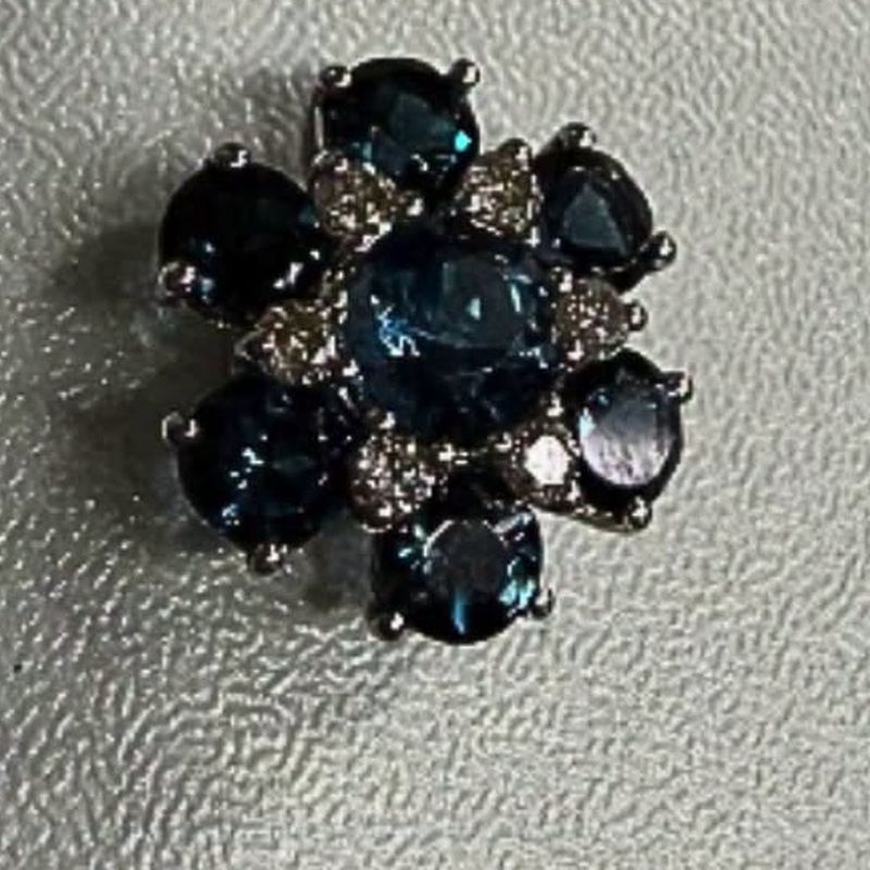 London Topaz Flower Pendant - natural london topaz in 18K Hong Kong gold.