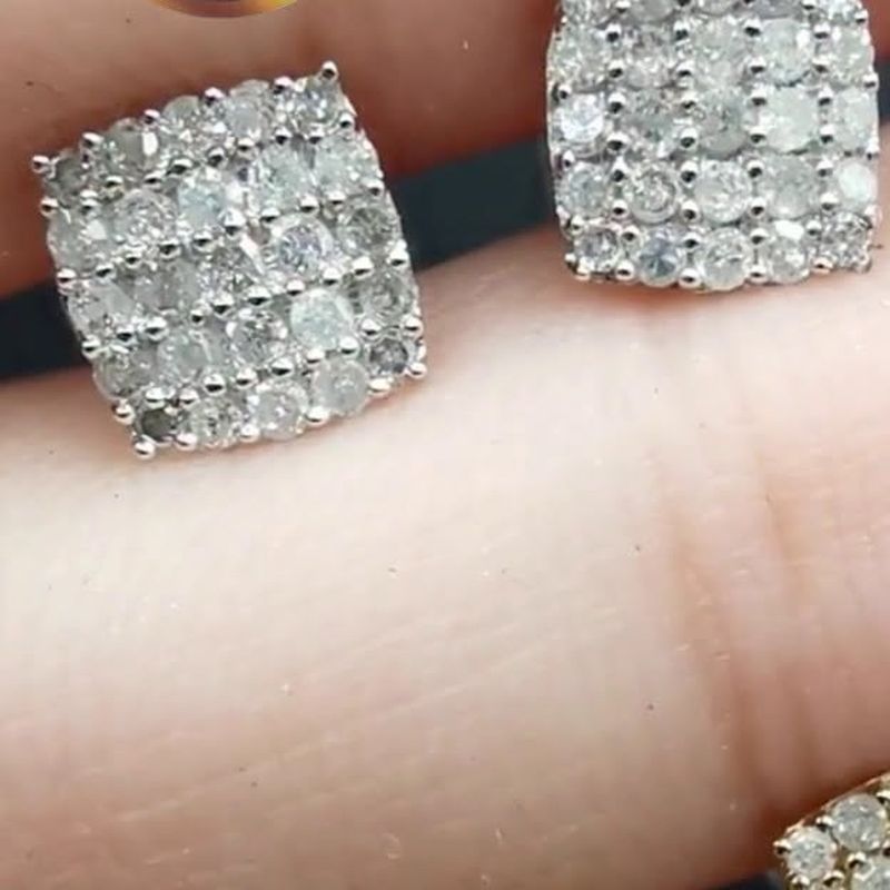 Diamond stud earrings in 18K Japan gold.